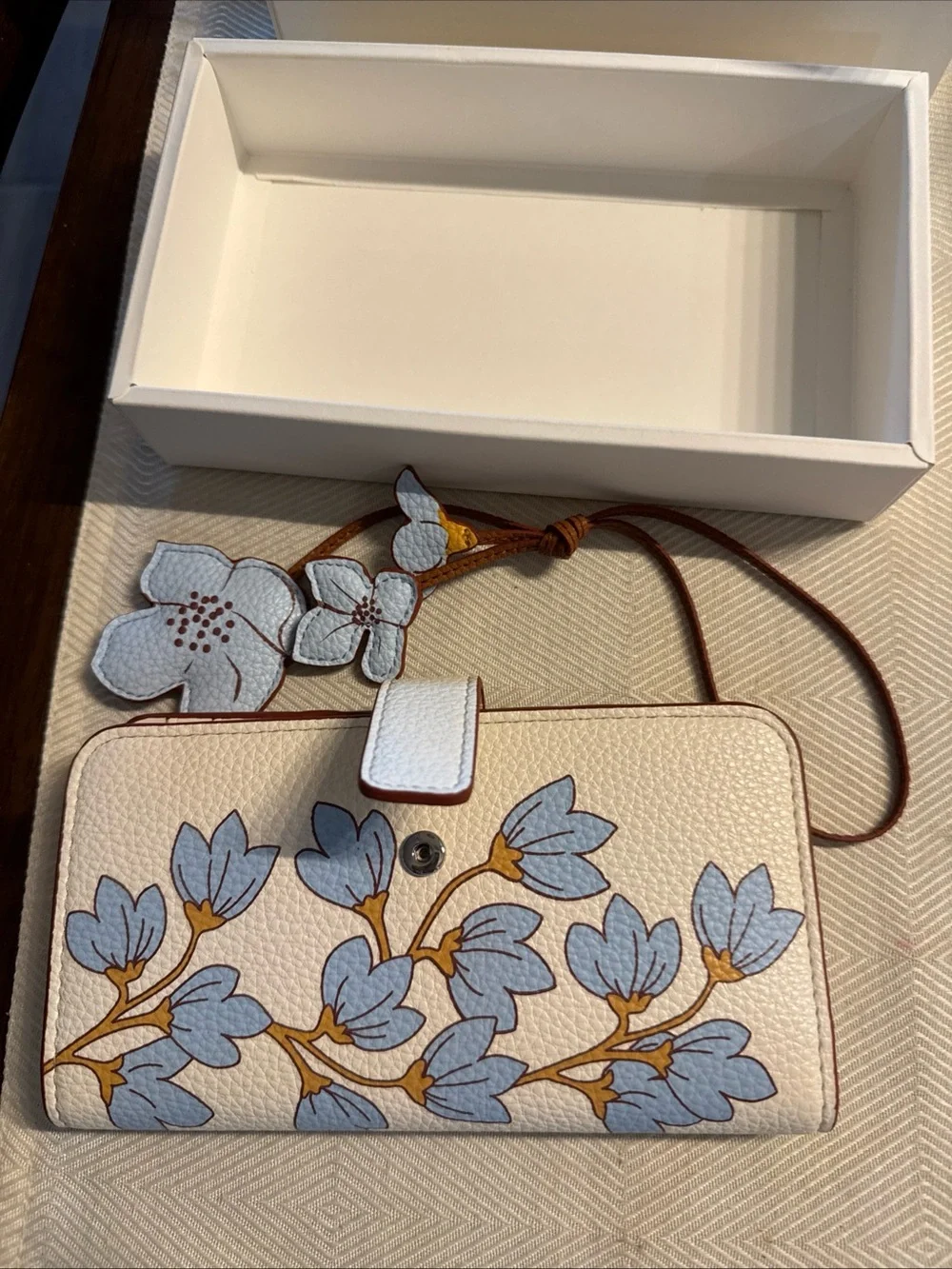 Vera Bradley essential Wallet with Blue Floral charm in pawpaw flower - Picture 3 of 7